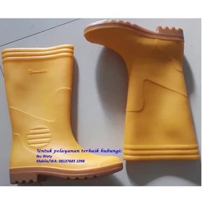 RUBBER SAFETY BOOTS FOR USE AS A FOOT PROTECTION EQUIPMENT AT WORK