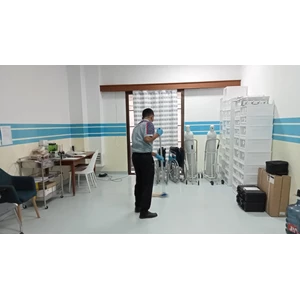Pembersihan ruangan depan server Fashlab klinik & Laborstoroum By Jaya Utama Santikah