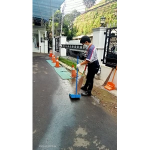 Cleaning service Pembersihan area halaman luar Di Widyachabdra Jakarta