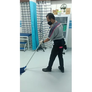 Cleaning service Swiping moping ruangan dokter di Widya Chandra