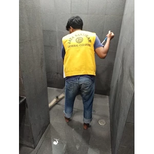 General cleaning service membersihkan Toilet lantai 12 gedung Cyber