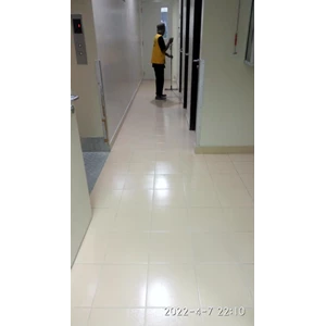 General cleaning service Mop lif lantai 12 di Gedung Cyber