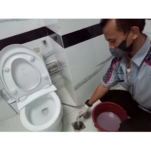Office Boy/Girl Penyiraman air floor drain di toilet lobby utama By Jaya Utama Santikah