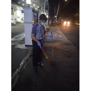 Office Boy/Girl Sweeping luar depan di Fashlab 19/05/2022 By Jaya Utama Santikah