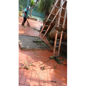 Perawatan taman menyapu area kolam di Amartapura 06/6/22