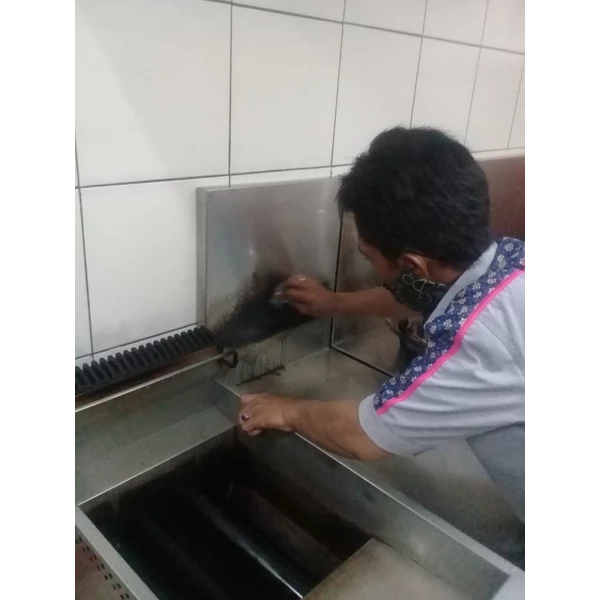 General Cleaning bersihkan alat-alat dapur di Roji Ramen Serpong By Jaya Utama Santikah