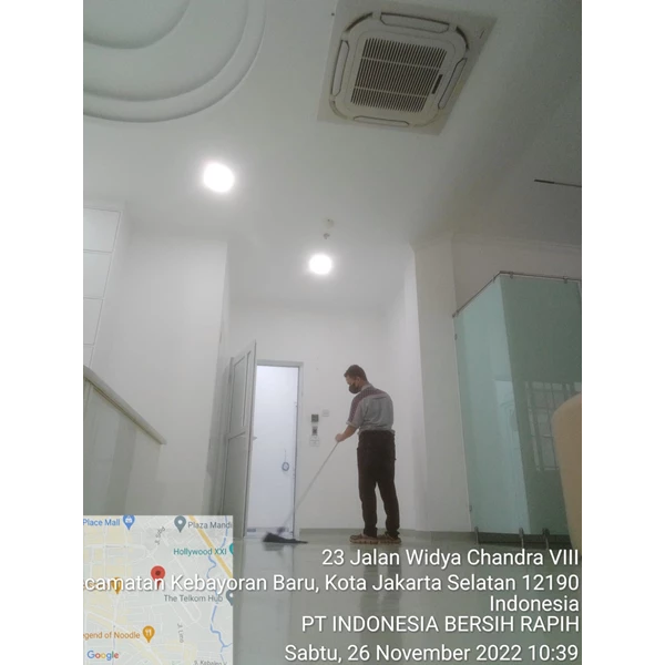 Office Boy/Girl mopping lantai belakang lobby 26/11/2022 By Jaya Utama Santikah