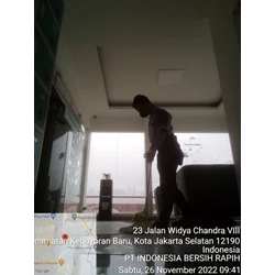 Office Boy/Girl sweping lantai empat 26/11/2022 By Jaya Utama Santikah