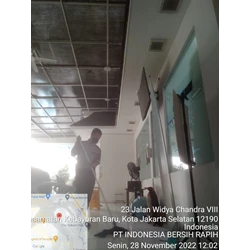 Office Boy/Girl mopping lantai ruang tunggu swab 29/11/2022 By Jaya Utama Santikah