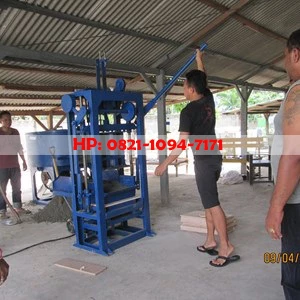Mesin Cetak Batako Paving Block Sistem Getar Kapasitas 2000 pcs/hari