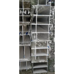 Ambang bawah swing door