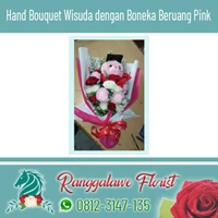 Hand Bouquet Wisuda dengan Boneka Beruang Pink