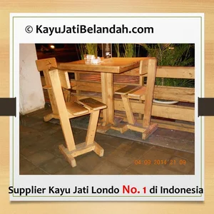 Aplikasi Kayu Jati Belanda atau  Jati Londo atau Pine Wood pada Meja dan Kursi Restoran