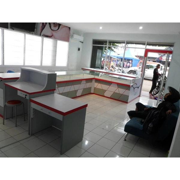 Kontraktor Vendor Furniture Interior Toko Kacamata By CV. Kembangdjati Furniture Semarang