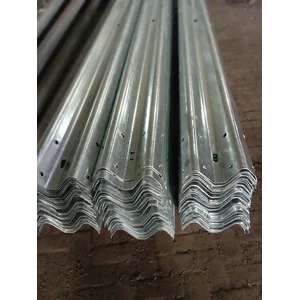 guardrail (pembatas jalan)