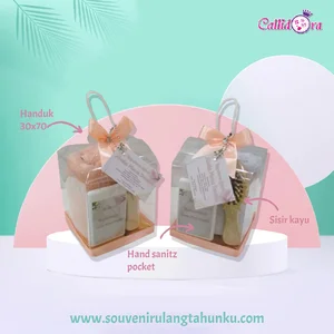 Souvenir Aqiqah Handuk 30x70cm Sisir Kayu dan Hand Sanitizer 
