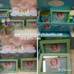 Paket Souvenir Hampers Baby Berupa Tempat Tissue Kayu Laci dan Frame dan Celengan