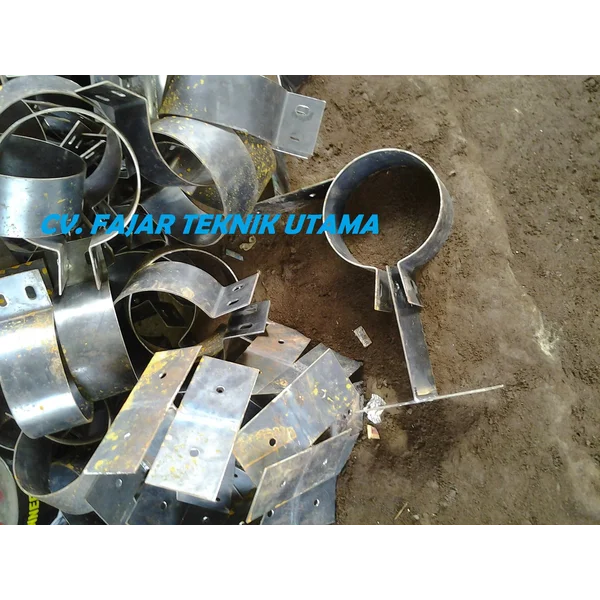 Gantungan Pipa Untuk Deck Drain Terbuat Dari Baja