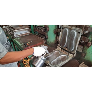 Bahan Kimia Industri Rubber Mold Release Agent (Bukan Silicone Oil Based)