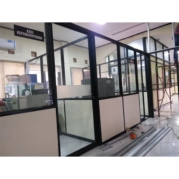 Pembuatan sekat partisi ruangan kantor By PT. Esa Pratama Karya