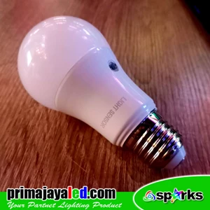 Lampu LED Bohlam E27 Sensor Cahaya 11 Watt