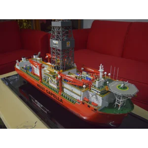 Miniatur Kapal Pengeboran 
