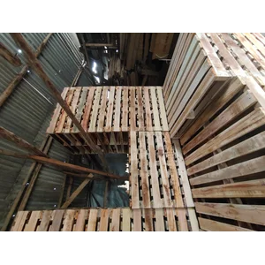 Pallet kayu lokal sesuai spesifikasi yang dibutuhkan 