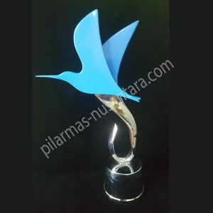 Trophy logam Traveloka