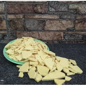 Natural sulfur in the form of flakes