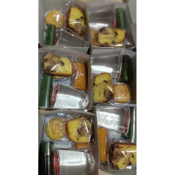 Snack Box lsi Lemper- Kue Susu - Risol- Air Mineral