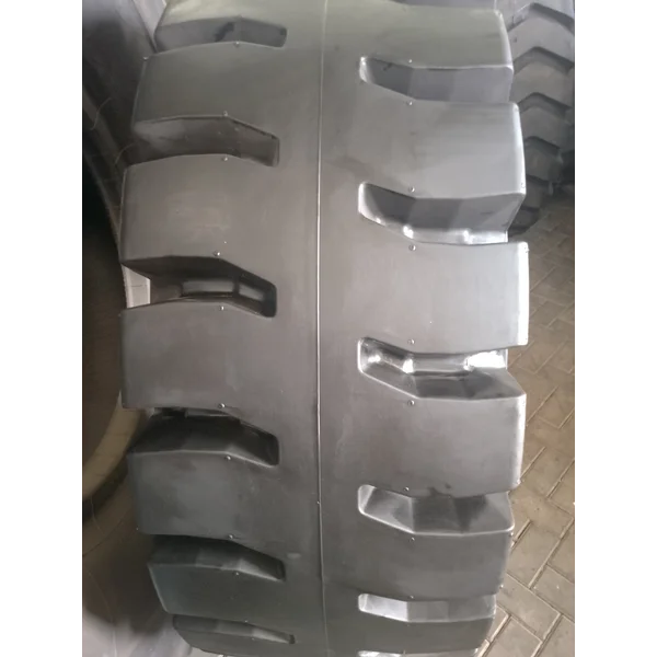 Ban Alat Berat Maxima Solid 23.5-25 YY106