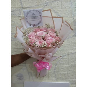 Hand Bouquet Bunga Rose Dengan Kertas Premium 