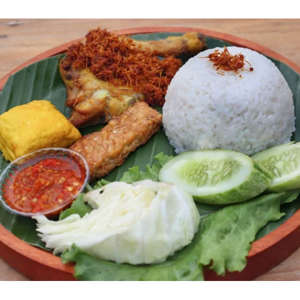 makanan tradisional Nasi ayam goreng lengkuas komplit 
