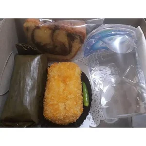 Snack ( Risolis + Lontong + Bolu + air mineral)