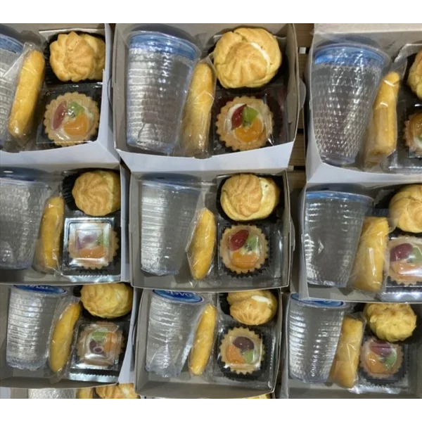 Snack Box Kue 3 Macam dan Air Mineral Gelas
