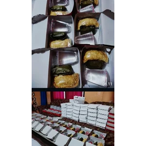 Snack box 2 Macam Kue Lengkap Dengan Aqua