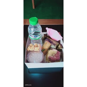 Snack Box 4 Macam dan Air Mineral 330 ml