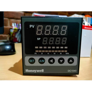 Honeywell Temperature Control model DC1040CR-701000-E