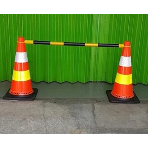 Retractable connecting bar for traffic cone