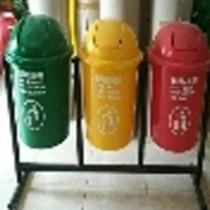 Tempat Sampah Terpisah Merek Lokal