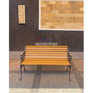 Kursi taman besi trotoar pedestrian outdoor