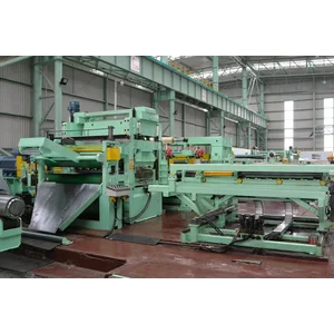Aluminium dipotong menjadi garis panjang