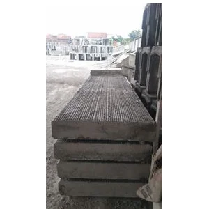 Balok beton pracetak dengan ukuran 100 x 300 x 20 cm