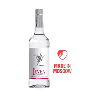 Air minum meja mineral "Zhiveya Kristalnaya" dalam botol kaca