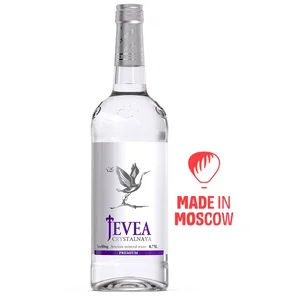 Air minum meja mineral "Zhiveya Kristalnaya" dalam botol kaca