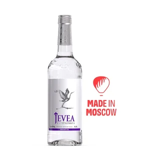 Air minum meja mineral "Zhiveya Kristalnaya" dalam botol kaca