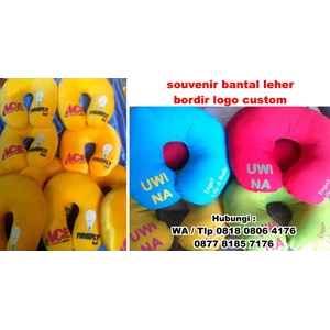 Barang Promosi Perusahaan Souvenir Bantal Leher Bordir Logo Custom
