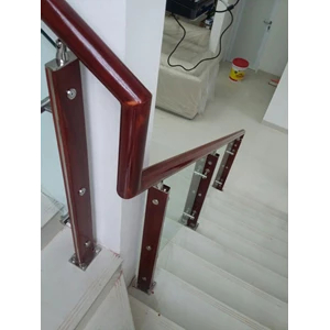A Minimalist Glass Staircase Riling