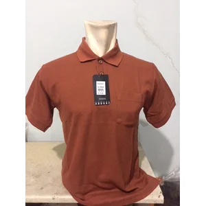 Kaos polo lengan pendek warna merah kayu