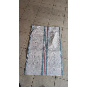 Karung plastik strip biru merah 75 x 115 cm